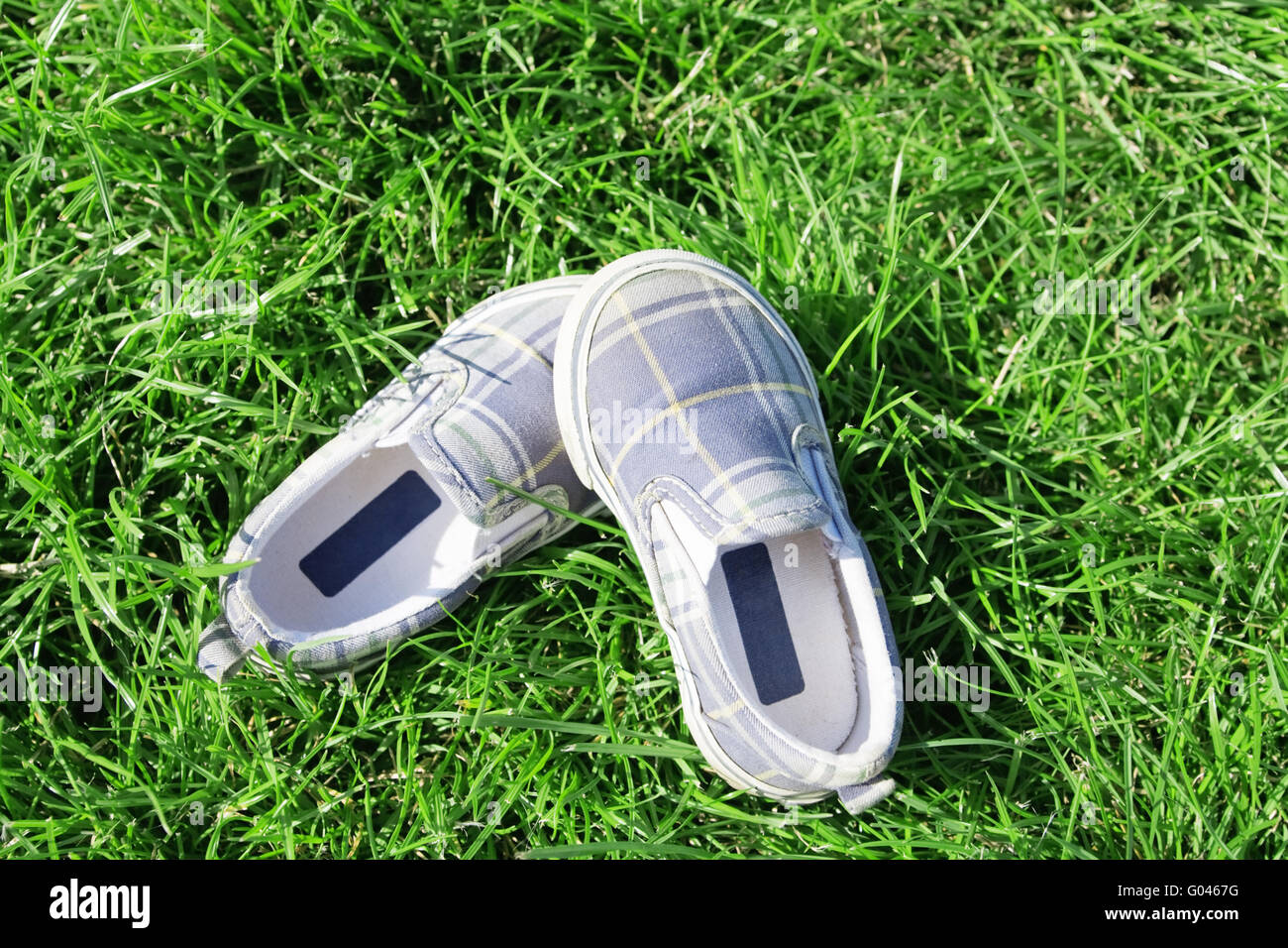 Freizeitschuhe auf eine saftige Wiese im Sommertag Stockfoto