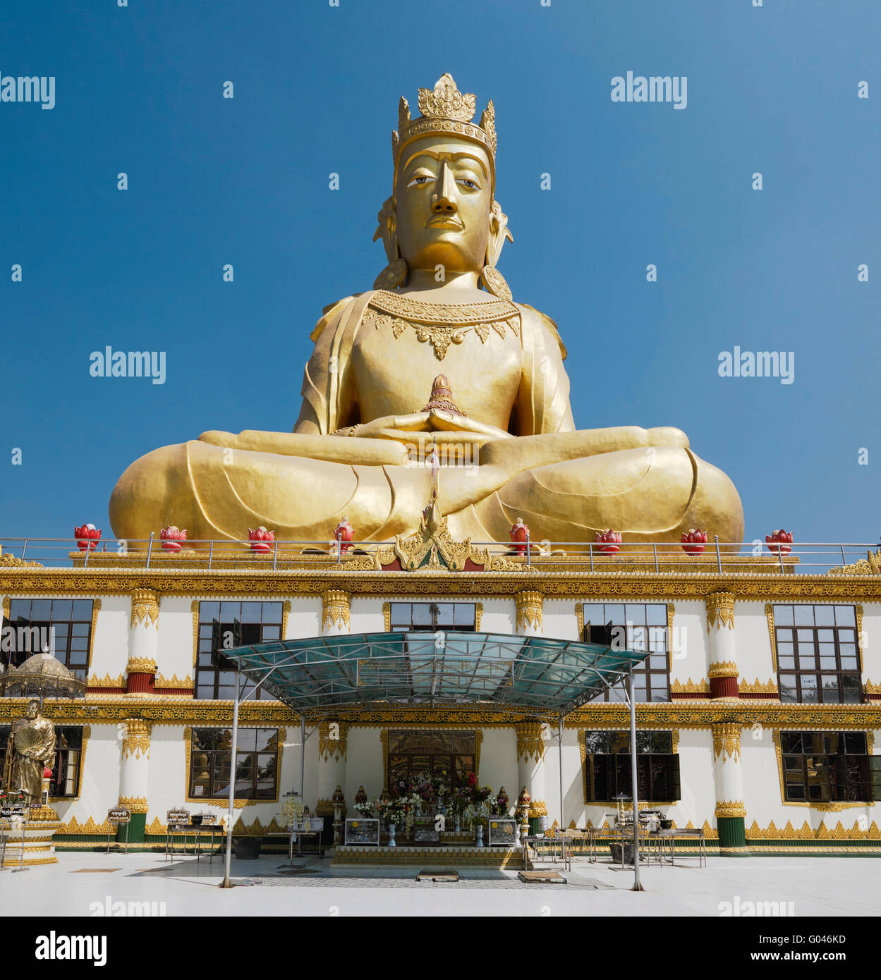 Rakhine Buddha-Statue an der Mahar Kyain Thit Sar Shin Pagode, Nord Okkalarpa, Yangon, Myanmar Stockfoto