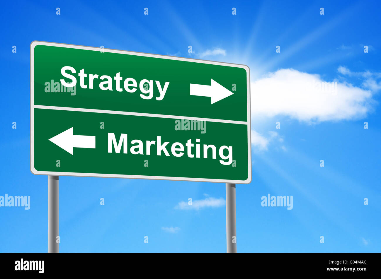 Strategie marketing Straßenschild auf Hintergrund Wolken und Sunburst. Stockfoto