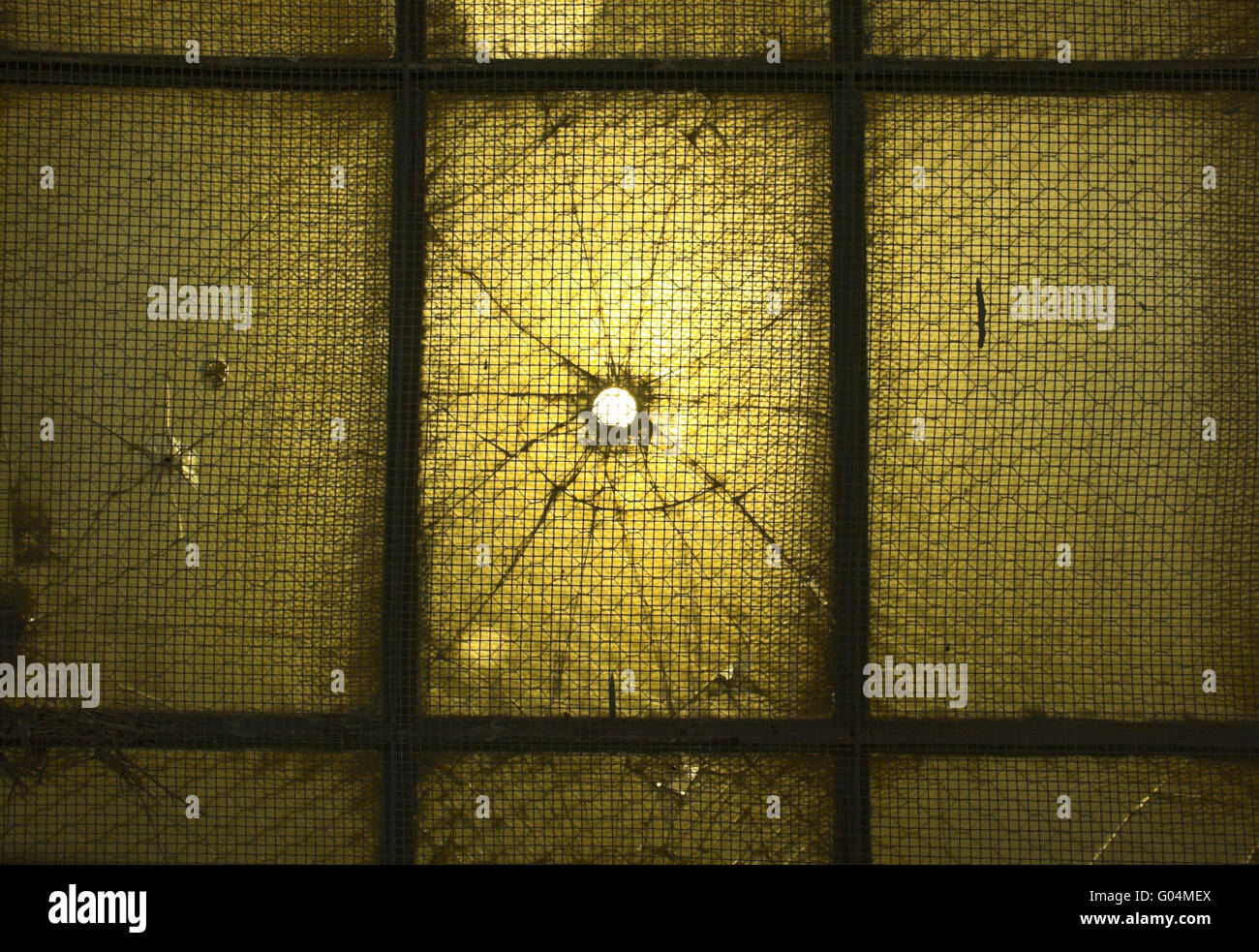 Loch im Fenster mit Licht, das durch es Stockfoto