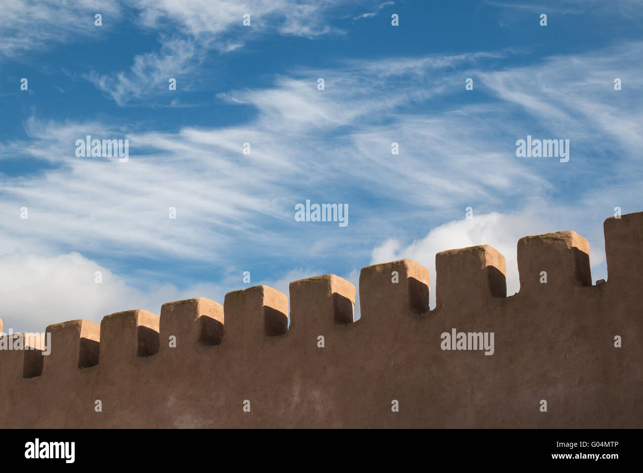 Detail der alten Befestigung in den späten Nachmittag Licht. Bewölkter Himmel im Hintergrund. Stockfoto