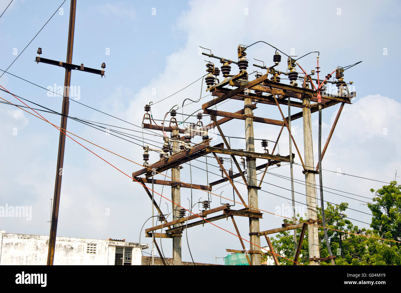 verrostet Strommasten mit vielen Drähten im Stadtgebiet, Indien Stockfoto