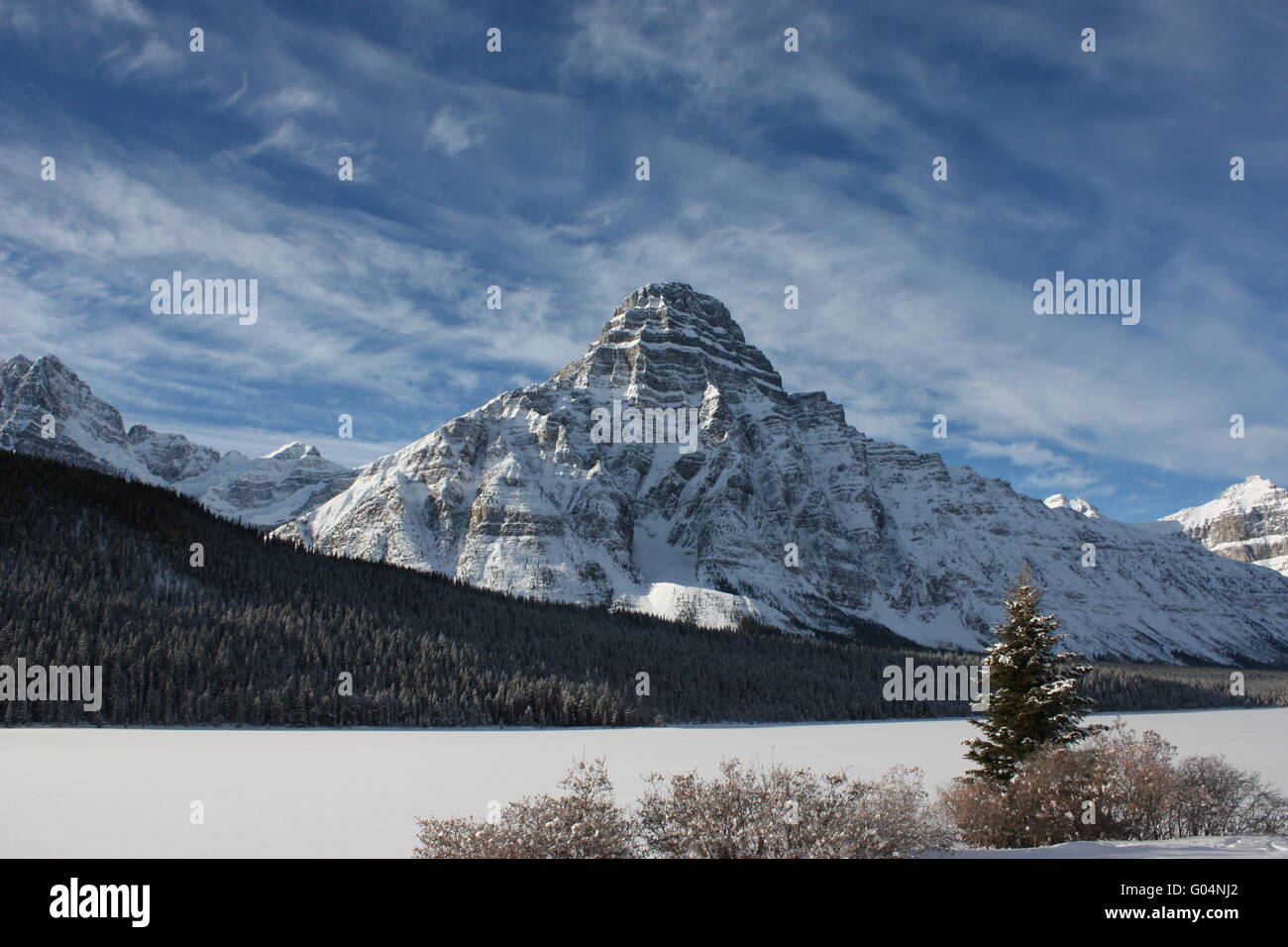 Berg unter einem Himmel von bluebird Stockfoto