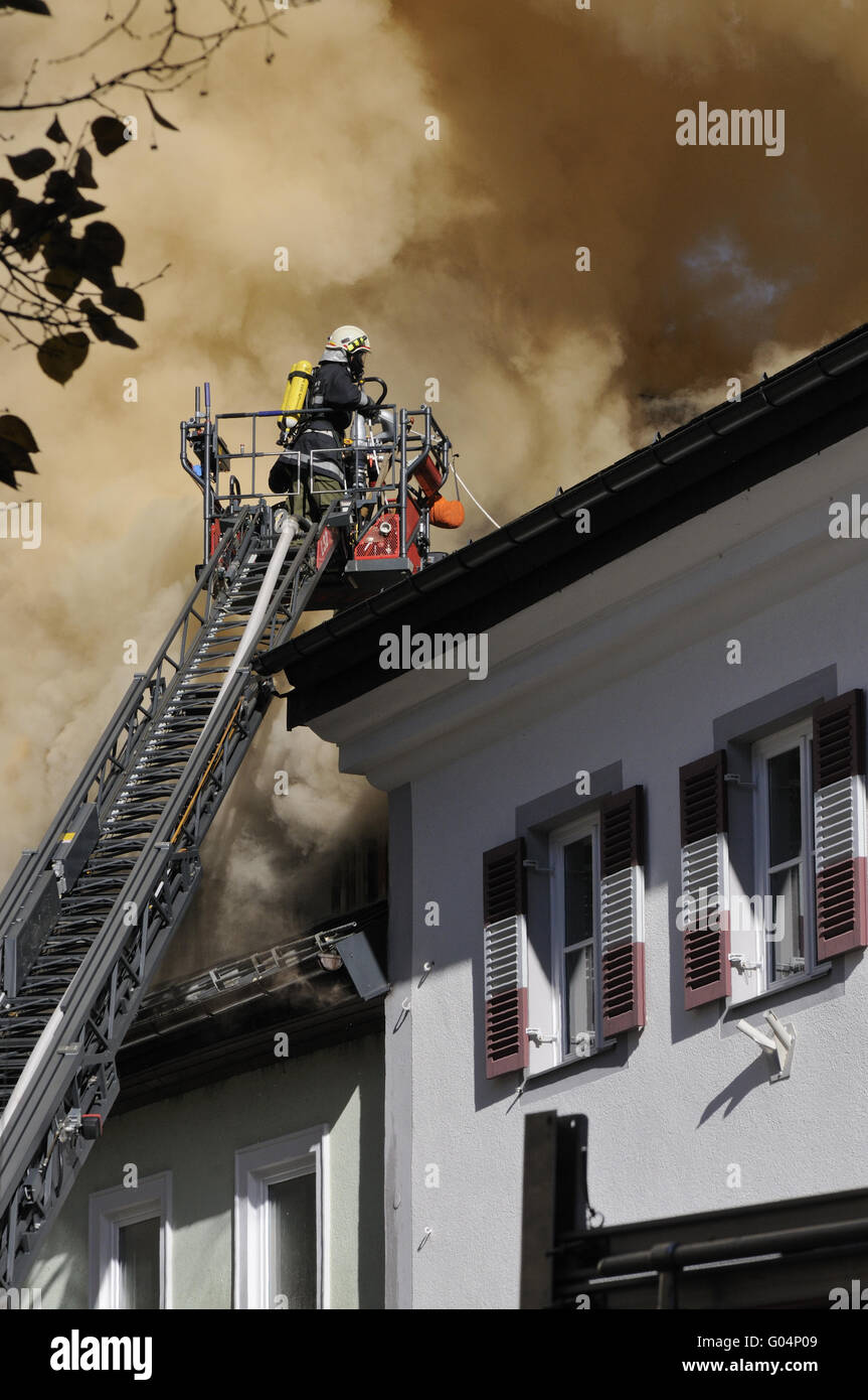 Feuerwehrmann, Feuer löschen Stockfoto