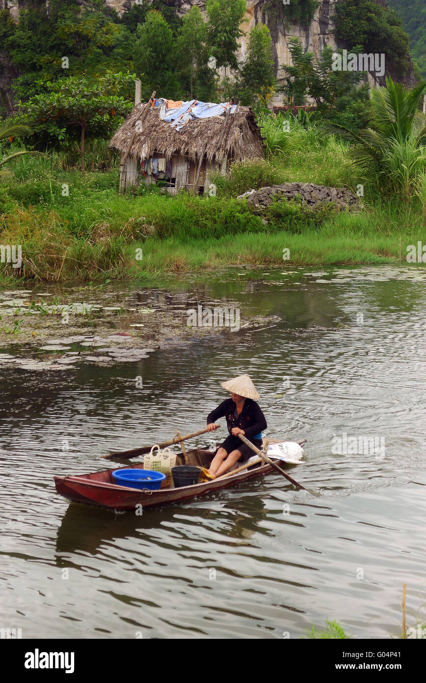 Asien, Süd-Ost-Asien, Vietnam, Ninh Binh, einem Flachboot Kreuzfahrt auf dem Fluss Stockfoto