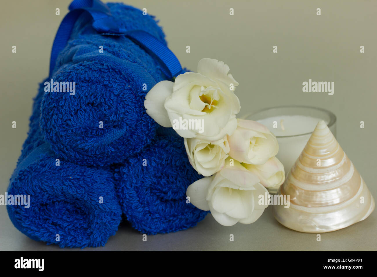 Blaue Tücher mit Lflowers und shell Stockfoto