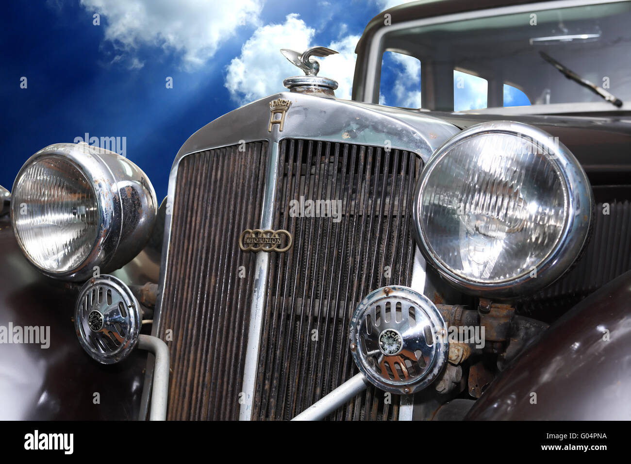 TECHNISCHES MUSEUM, TSCHERNOGOLOWKA, Russland - 15. März 2015: Nahaufnahme des berühmten deutschen Pkw Horch 830 BL Pulman Limousine Stockfoto