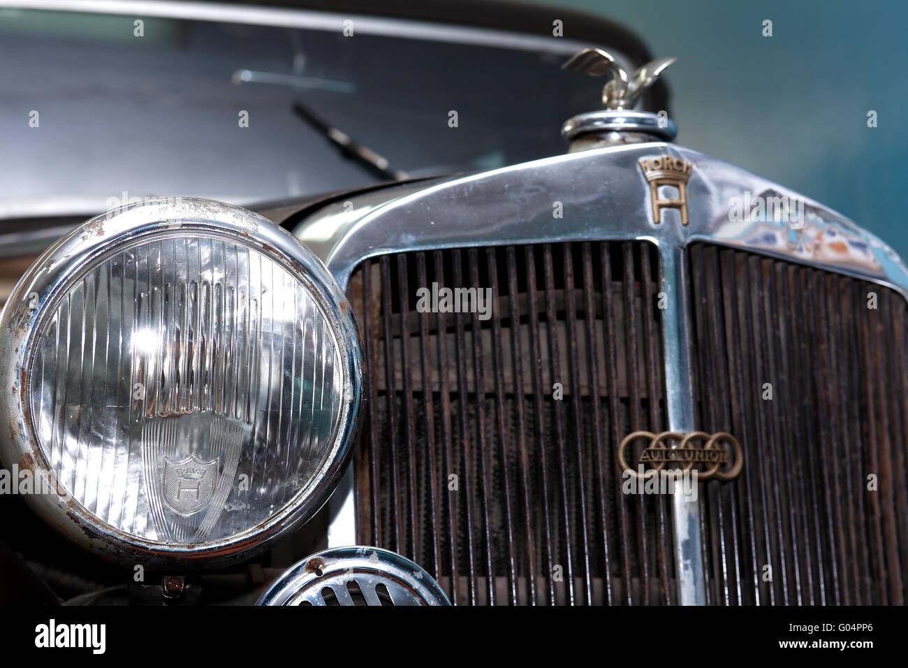 TECHNISCHES MUSEUM, TSCHERNOGOLOWKA, Russland - 15. März 2015: Nahaufnahme des berühmten deutschen Pkw Horch 830 BL Pulman Limousine Stockfoto