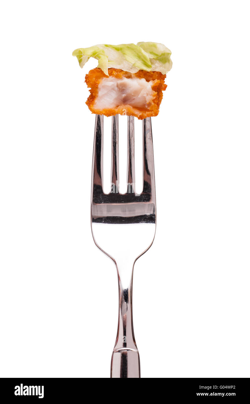 Fritierter Fisch Finger mit grünem Salat auf einer Gabel Stockfoto