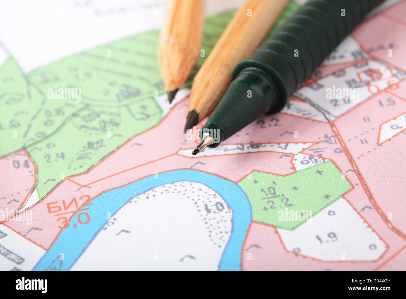Topographische Karte mit Bleistiften und ein RollerBall Stockfoto
