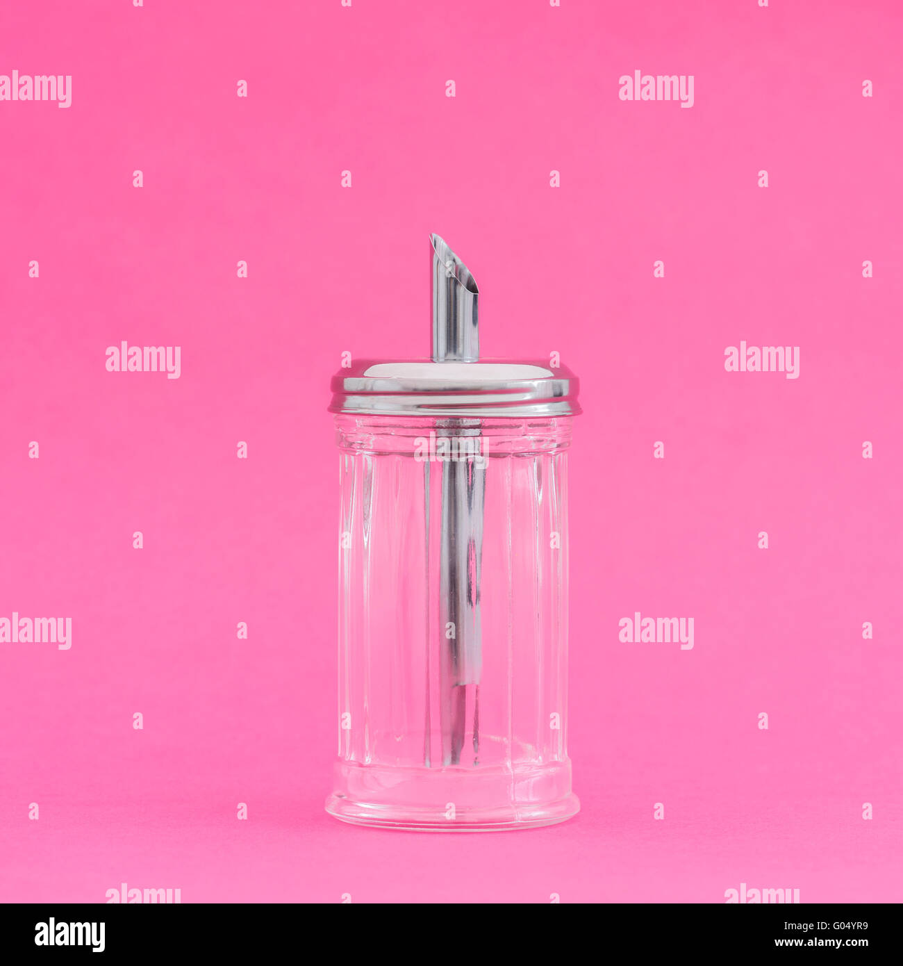 Leere Zuckerstreuer auf rosa Hintergrund Stockfoto