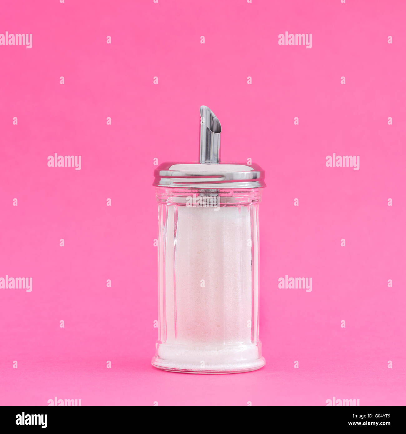 Volle Zuckerstreuer auf rosa Hintergrund Stockfoto