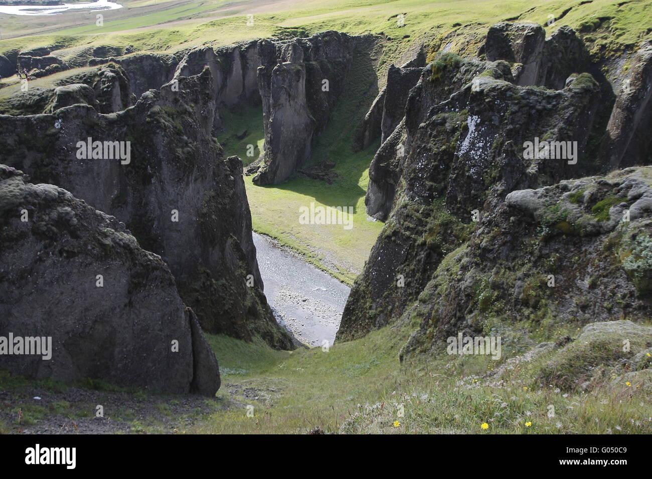 Fjaðrárgljúfur - eine eindrucksvolle Schlucht in der Nähe von Handelsort Dorf. Skaftárhreppur Gemeinde Stockfoto