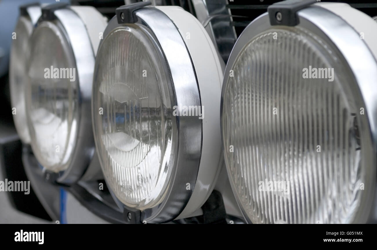 Zeile der Scheinwerfer Stockfoto