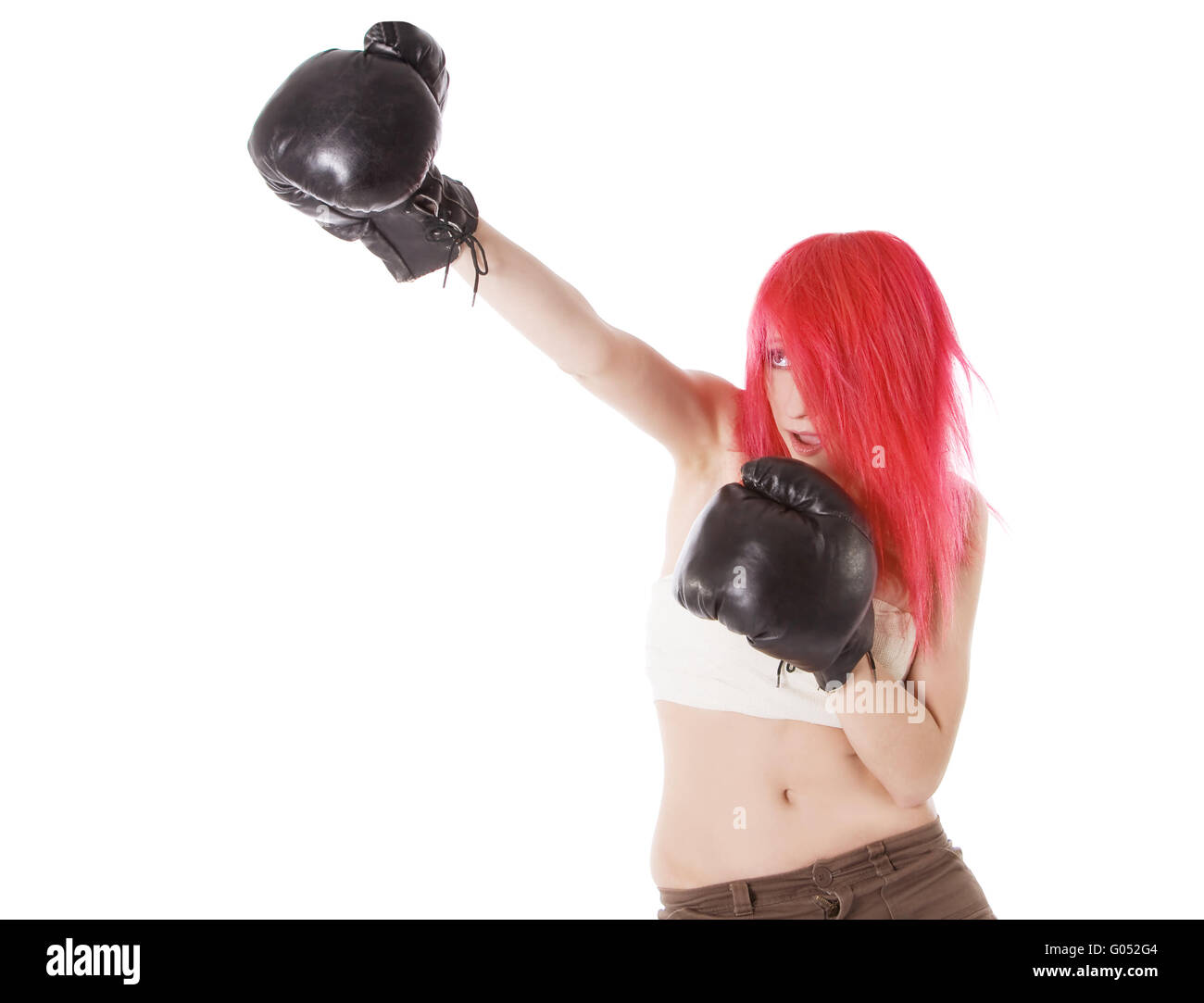 Rotes Haar Mädchen Kickboxer trat in Wut schreien Stockfoto