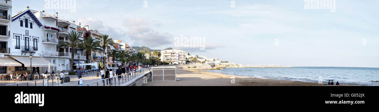 Panoramablick auf alten Sitges Strandpromenade in der Nähe von Barcelona, Spanien Stockfoto