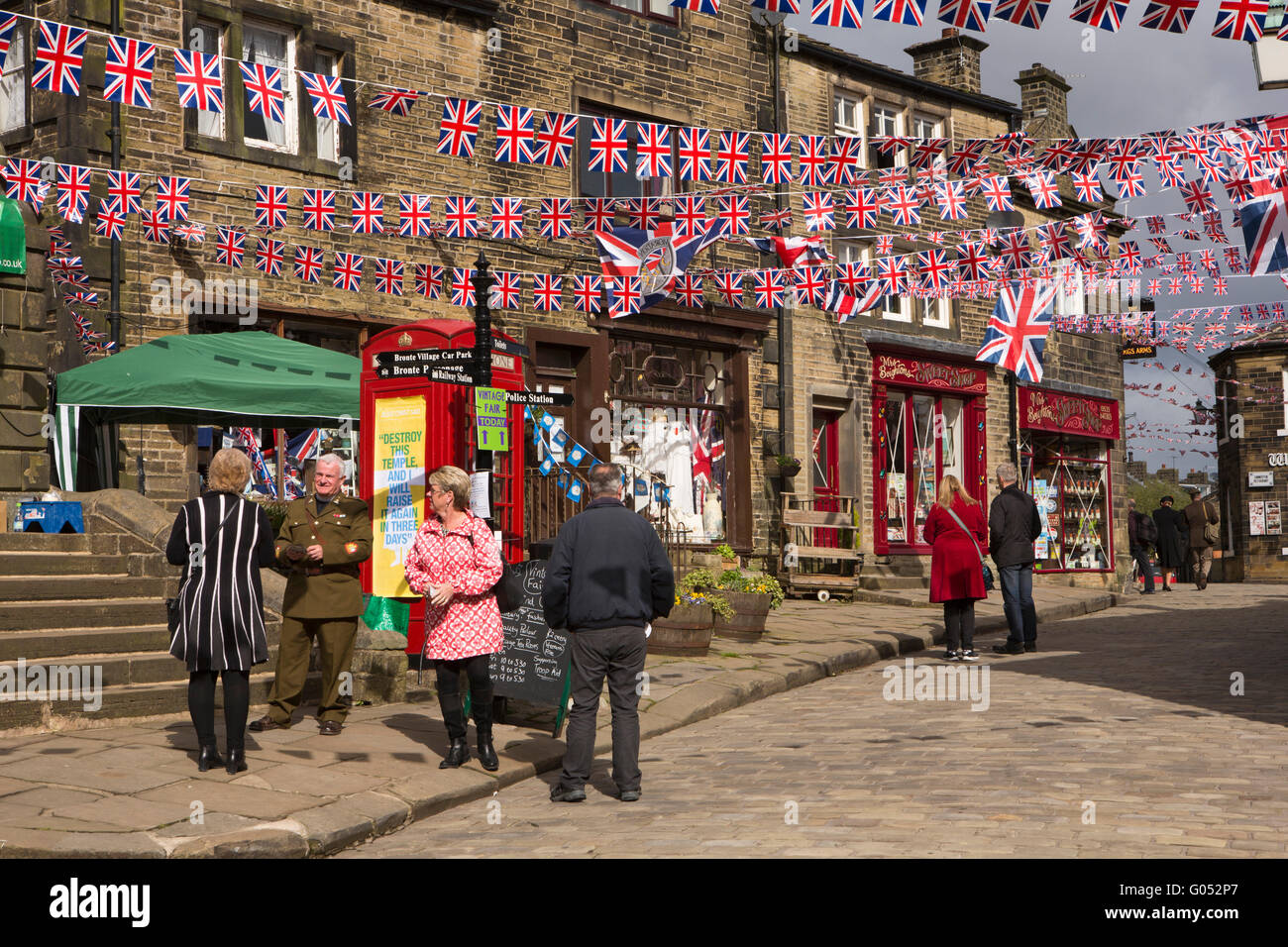 Großbritannien, England, Yorkshire, Haworth 40er Jahre Wochenende, Main Road in Union Jack Bunting abgedeckt Stockfoto