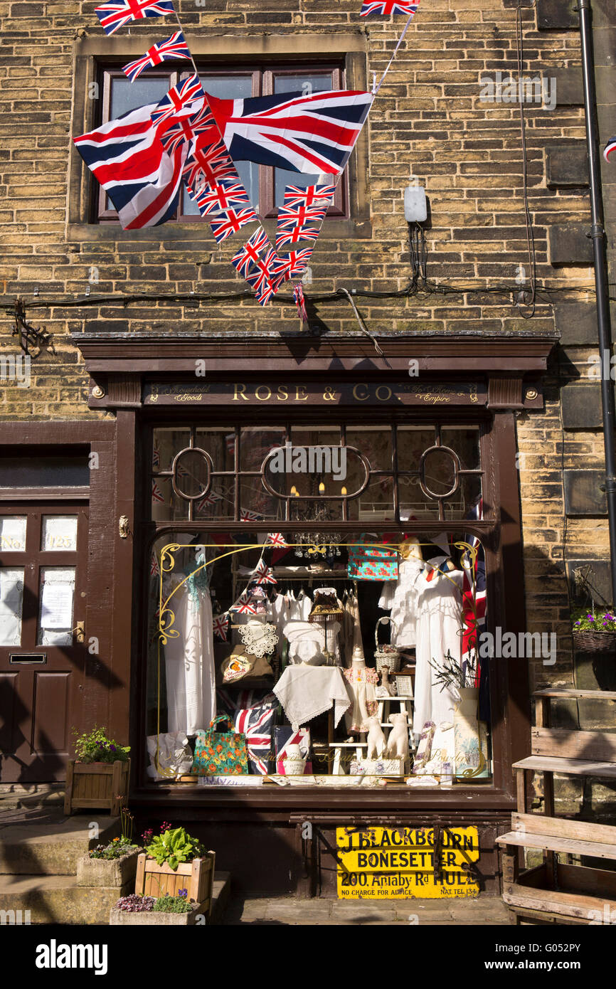 Großbritannien, England, Yorkshire, Haworth 40er Jahre Wochenende Bunting fliegen über Rose & Co Haushaltswaren shop Stockfoto