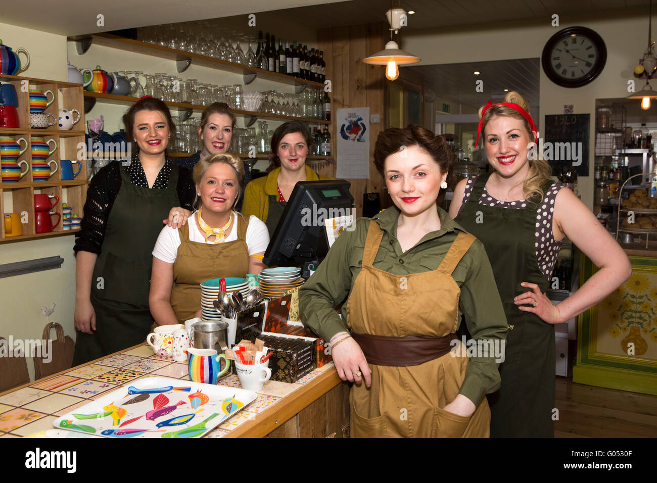 Großbritannien, England, Yorkshire, Haworth 40er Jahre Wochenende, Main Street, Kellnerinnen auf dem Kopfsteinpflaster und Clay Café Stockfoto
