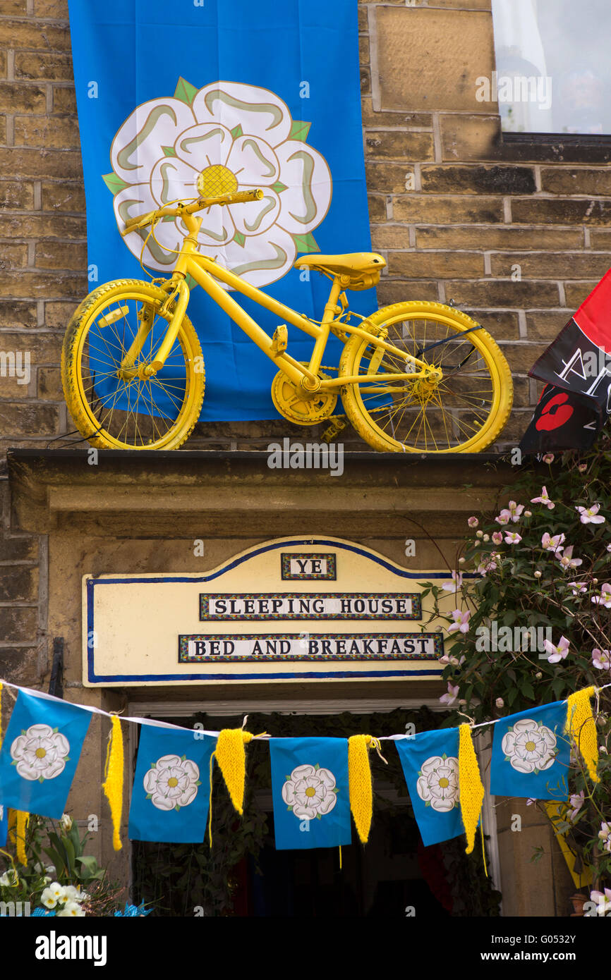 Großbritannien, England, Yorkshire, Haworth 40er Jahre Wochenende, Main Street, gelbe Tour de Yorkshire Fahrrad über Eingang Haus B & B zu schlafen Stockfoto