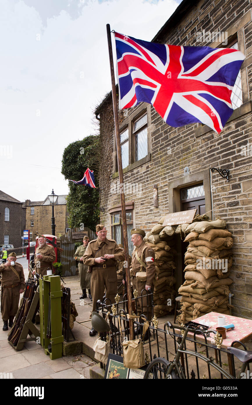 Großbritannien, England, Yorkshire, Haworth 40er Jahre Wochenende, Main Street, Union Jack Flagge oben Heimwehr-zentrale Stockfoto