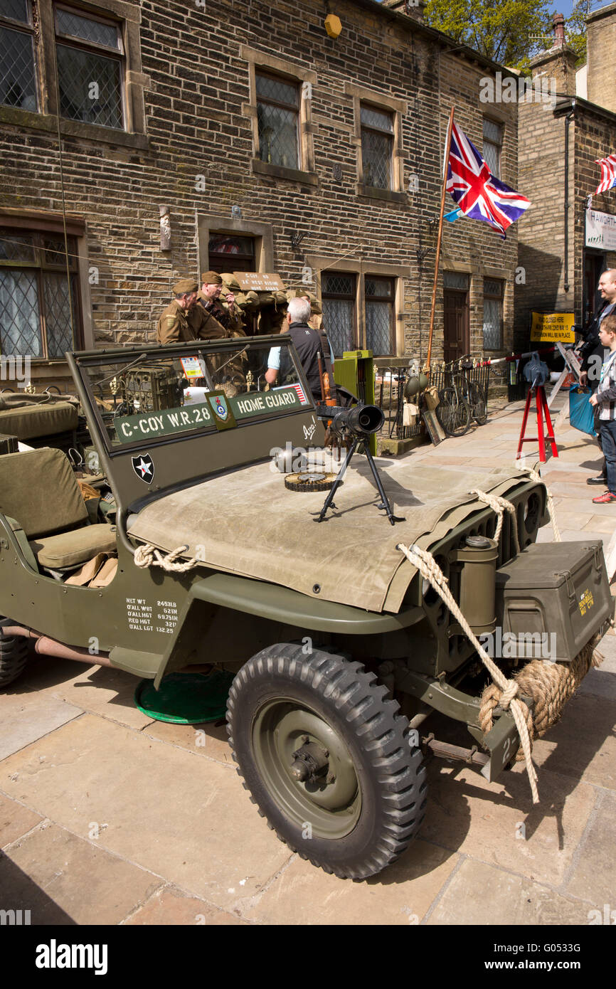 Großbritannien, England, Yorkshire, Haworth 40er Jahre Wochenende, Main Street, Bren Gun auf Jeep parkten außerhalb Heimwehr-Hauptsitz Stockfoto