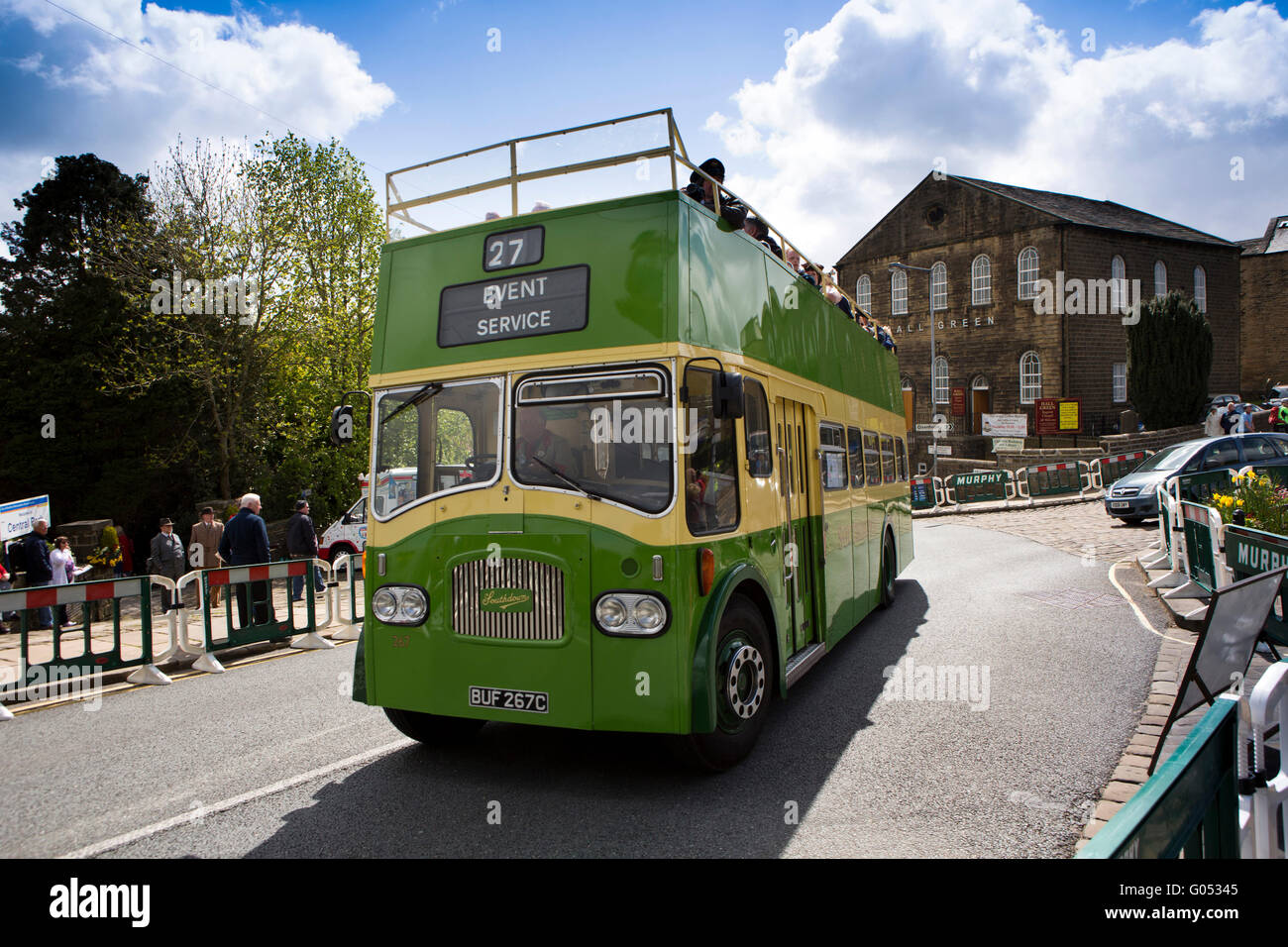 Großbritannien, England, Yorkshire, Haworth 40er Jahre Wochenende, Southdown öffnen gekrönt Bus-Shuttle vom Bahnhof Stockfoto