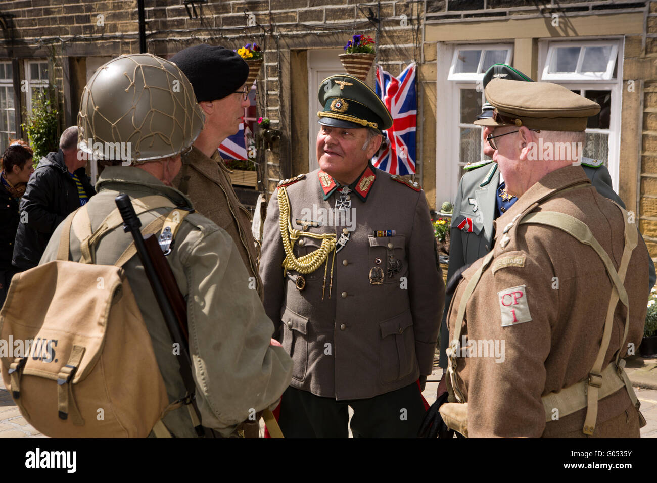 Großbritannien, England, Yorkshire, Haworth-40er Jahre-Wochenende, das Ende der Feindseligkeiten, britische und amerikanische Soldaten sprechen, deutscher Offizier Stockfoto