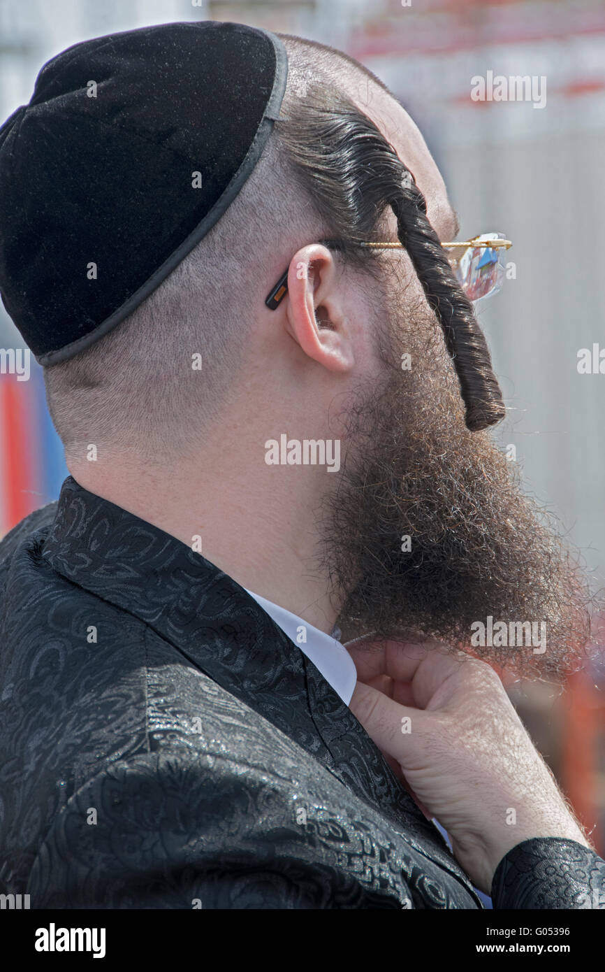 Nahaufnahme von einem extrem religiösen jüdischen Mann Peyot im Freien in Coney Island während des Passahfestes. In Brooklyn, New York Stockfoto