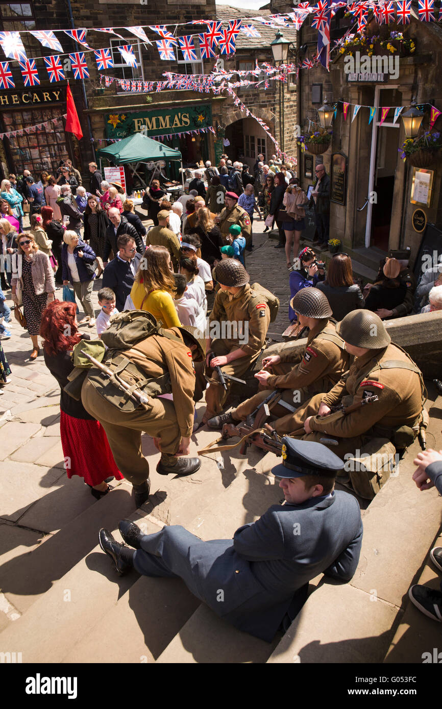Großbritannien, England, Yorkshire, Haworth 40er Jahre Wochenende, junge Männer in einheitlichen ruht auf kirchliche Schritte Stockfoto