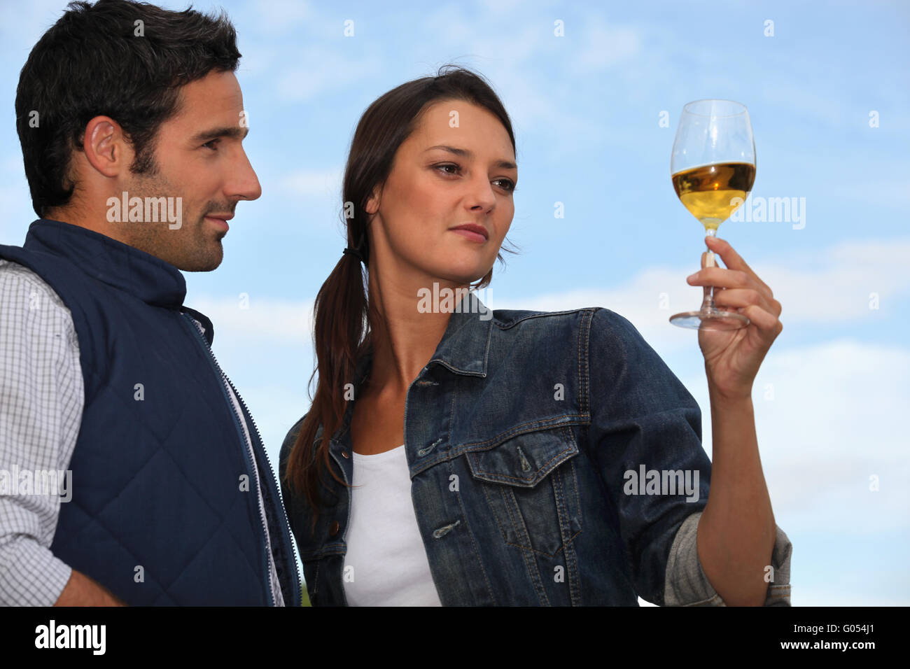 Frau mit Getränk neben Mann Stockfoto