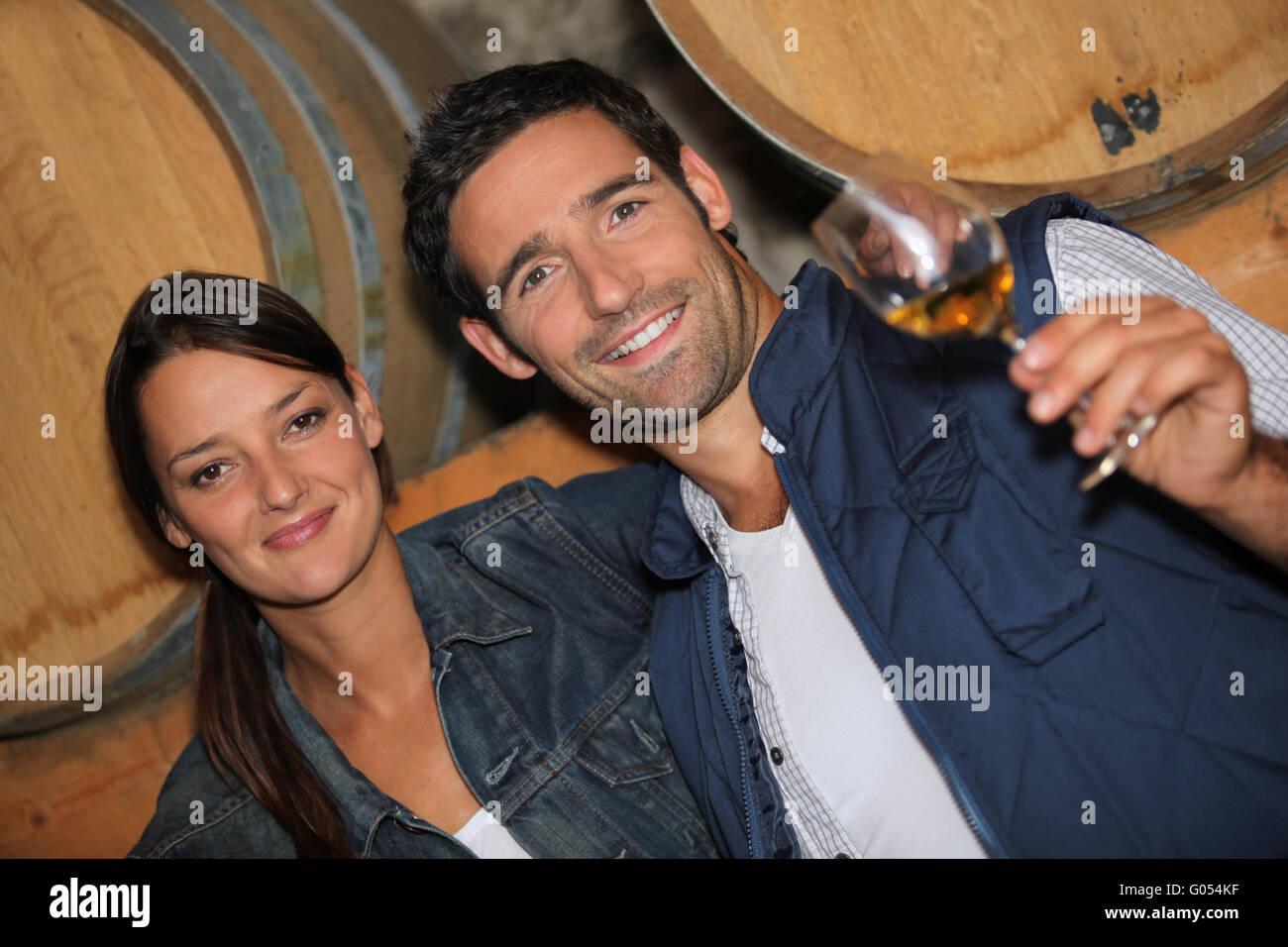 junges Paar Weinproben im Keller Stockfoto
