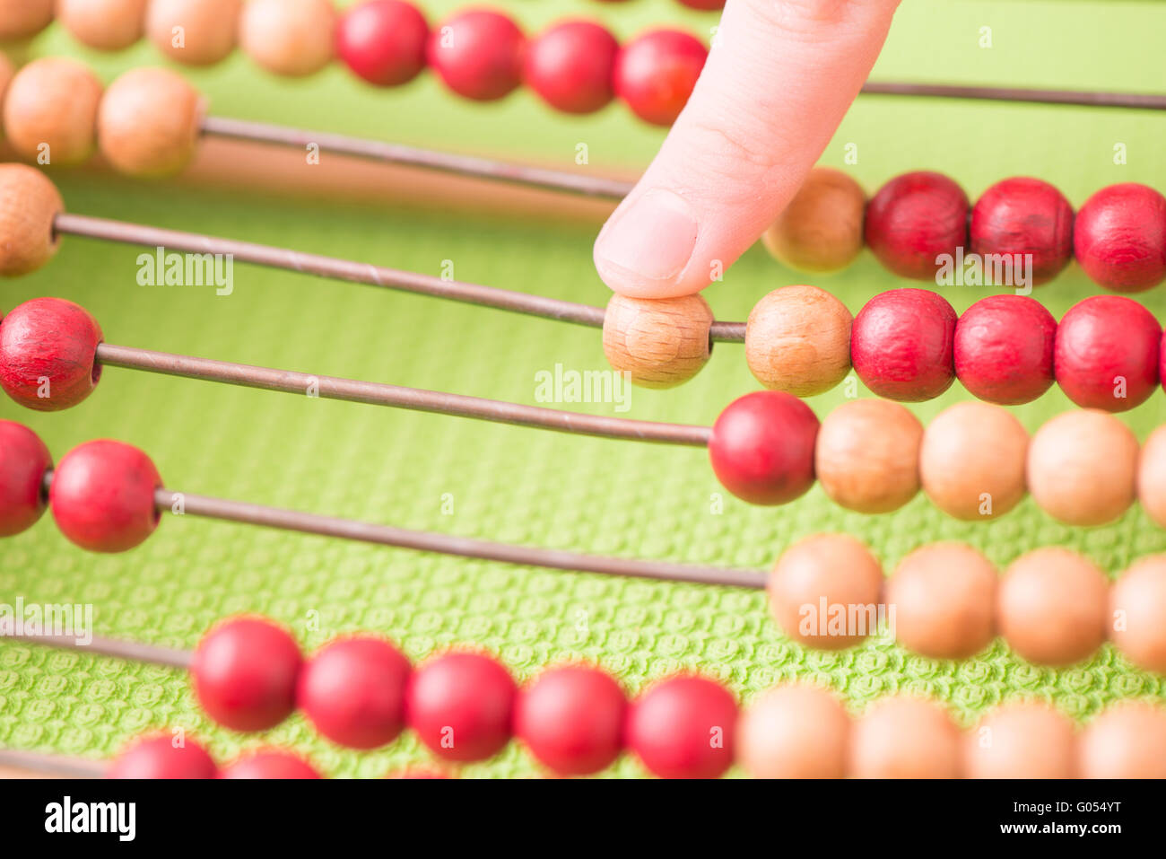 Kind setzt auf Abacus. Konzept der Kindheit lernen, Mathematik und Früherziehung. Stockfoto