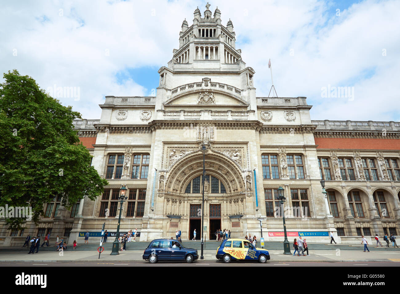 Victoria und Albert Museum Fassade mit Passanten in London, Großbritannien Stockfoto