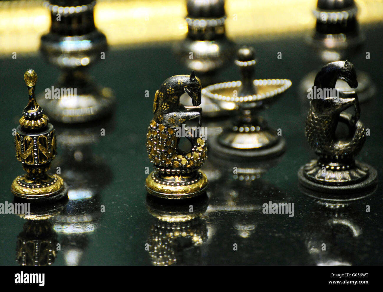 Schachfiguren. Stahl, Bronze; Waschblau, Polieren, Facettieren, Silber und Kupfer, Tauschierens. Russland, Tula, 1780. Stockfoto