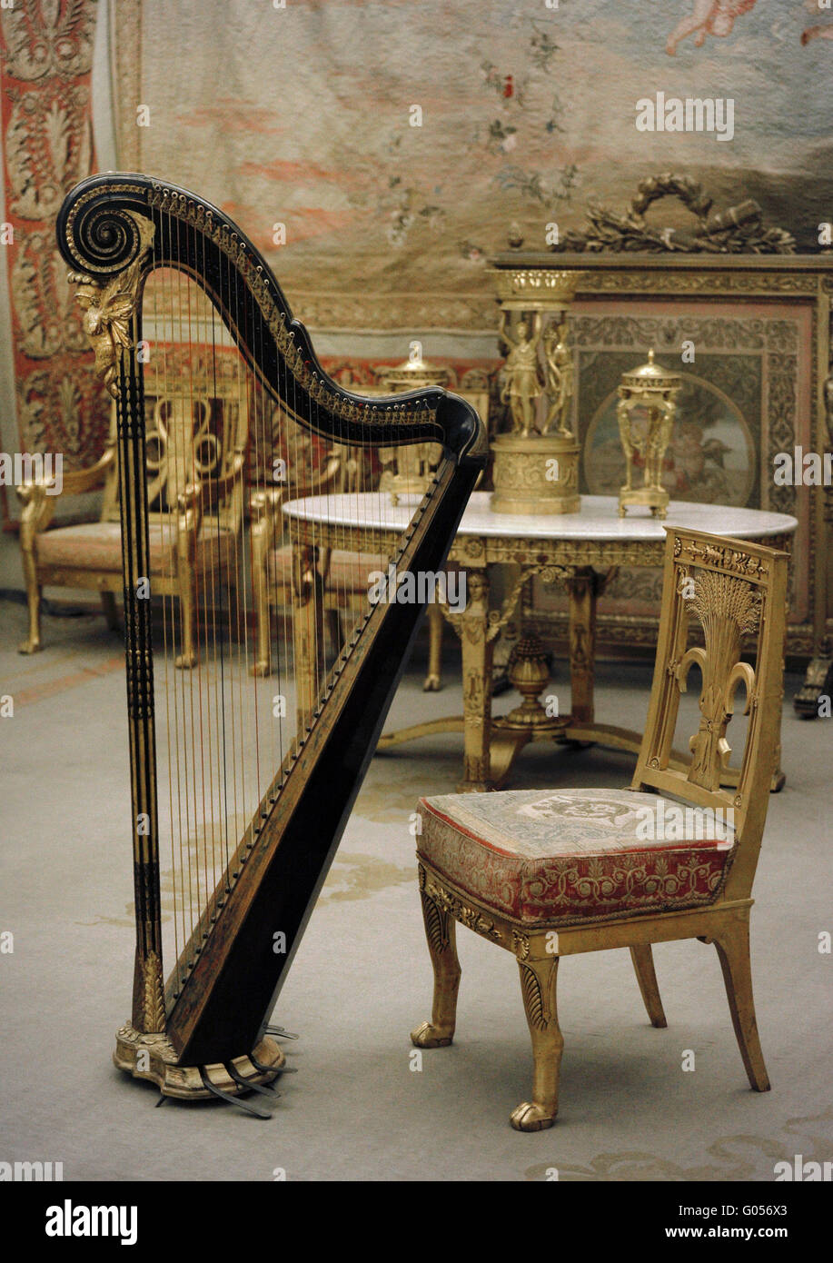 Der Salon des Winterpalais. Möbel und Harfe. Empire-Stil. des 19. Jahrhunderts. Die Eremitage. Sankt Petersburg. Russland. Stockfoto