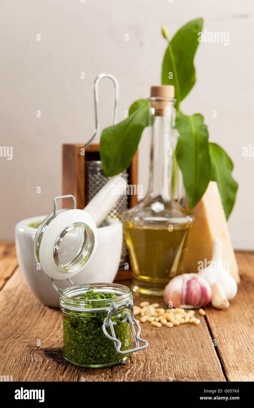 Hausgemachte Bärlauch-Pesto mit frischen Zutaten Stockfoto