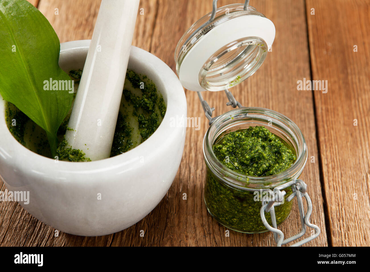 Hausgemachte Bärlauch-Pesto mit frischen Zutaten Stockfoto