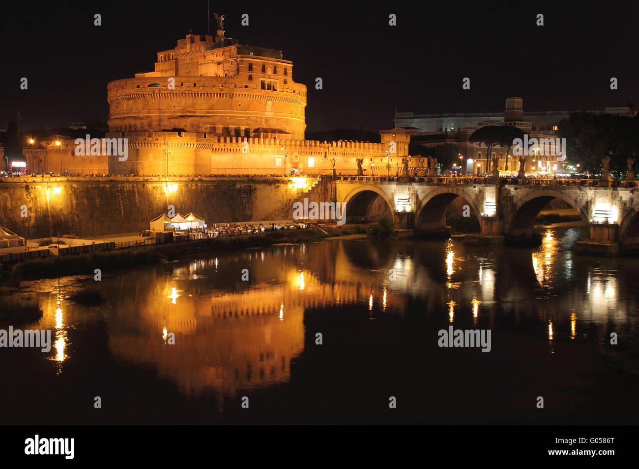 Saint Angel Castle und die Engel-Brücke bei Nacht Stockfoto