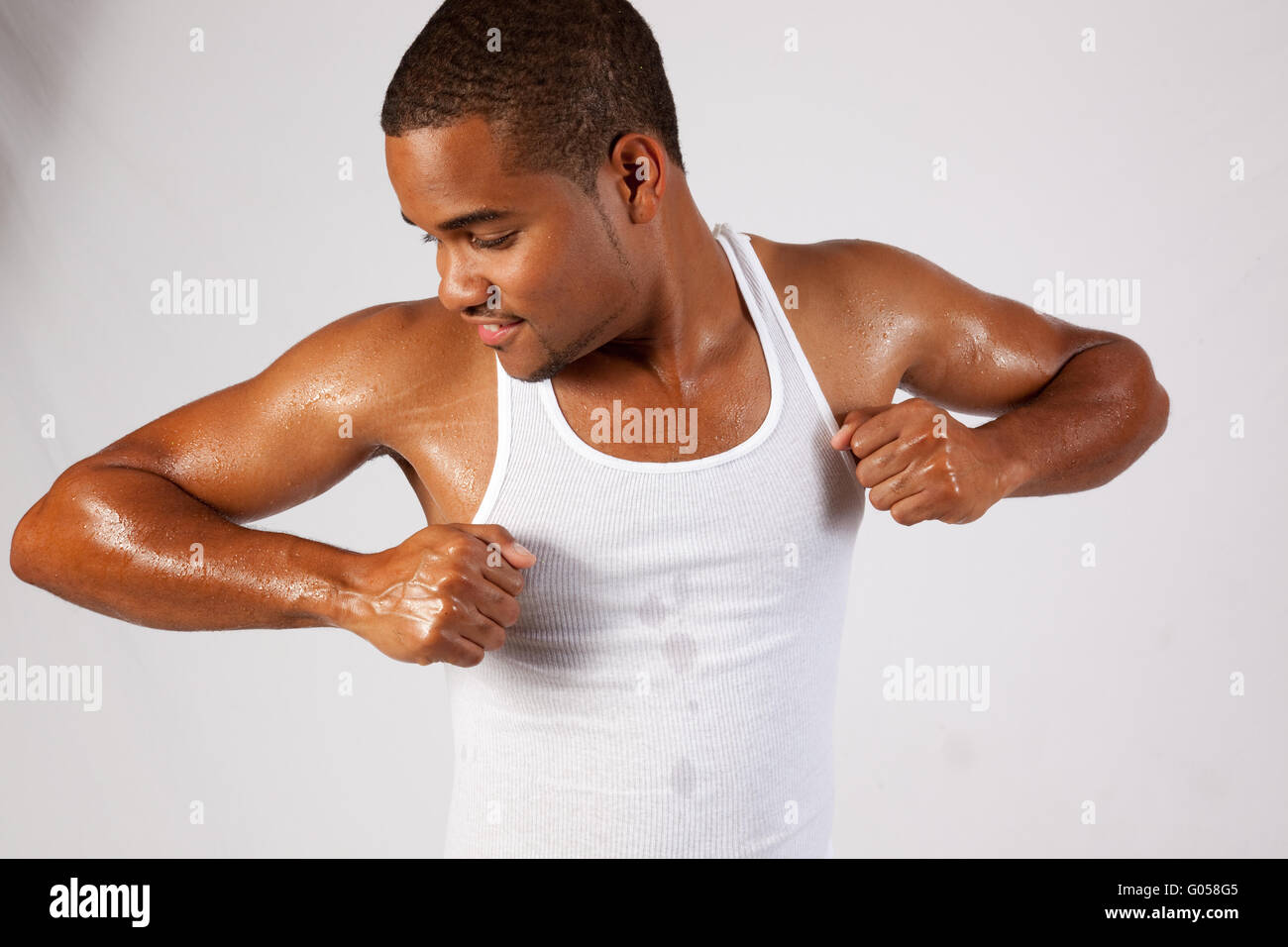 Hübscher junger schwarzer Mann seine Muskeln und auf der Suche konzentrierte sich Stockfoto