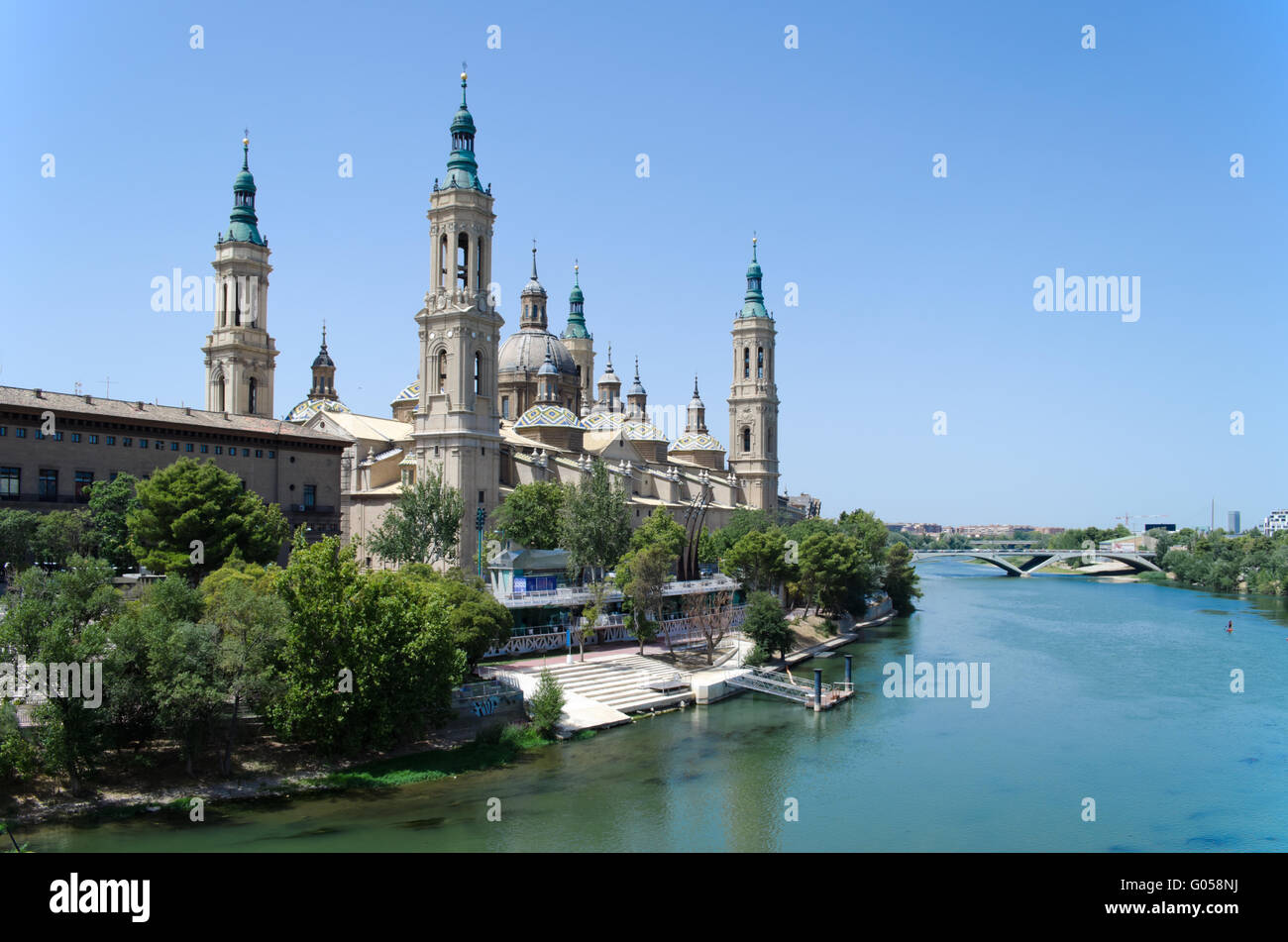 Saragozza Kathedrale und Fluss Ebro Stockfoto