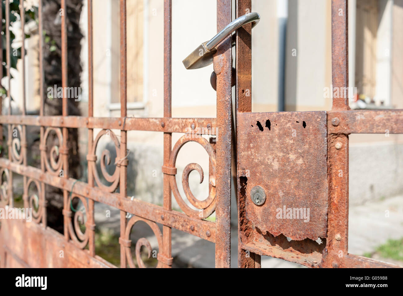 Rostiges Metall Tor geschlossen mit Vorhängeschloss - Konzept Bild Stockfoto