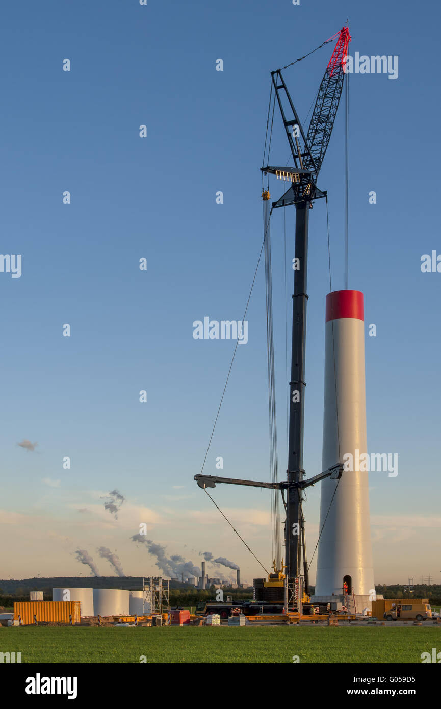 Website eines neuen Windparks mit einem Kohle-Kraftwerk in Stockfoto