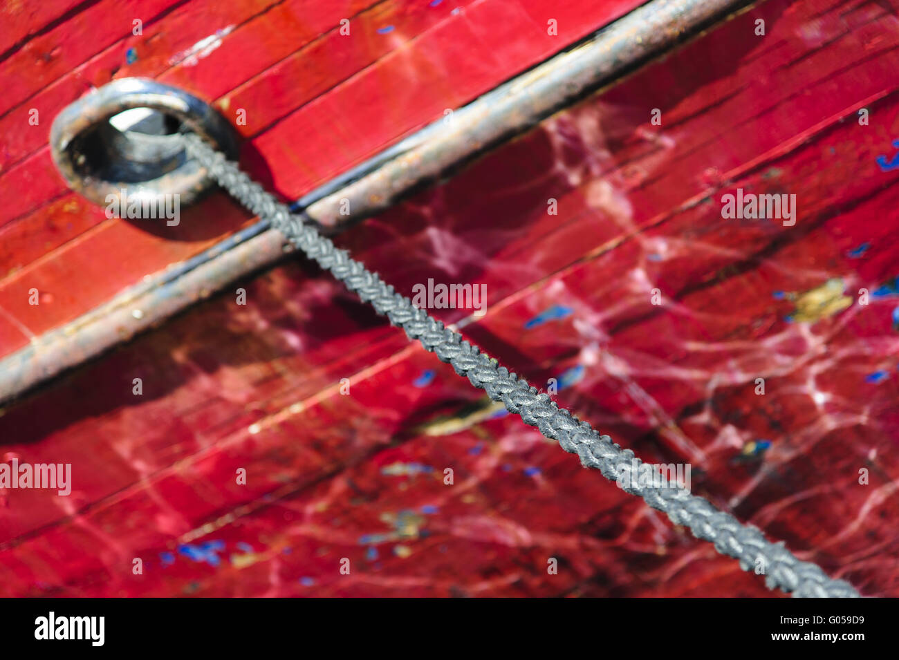 Nahaufnahme eines roten Schiffes mit Bogen Linien in dem hawse Stockfoto