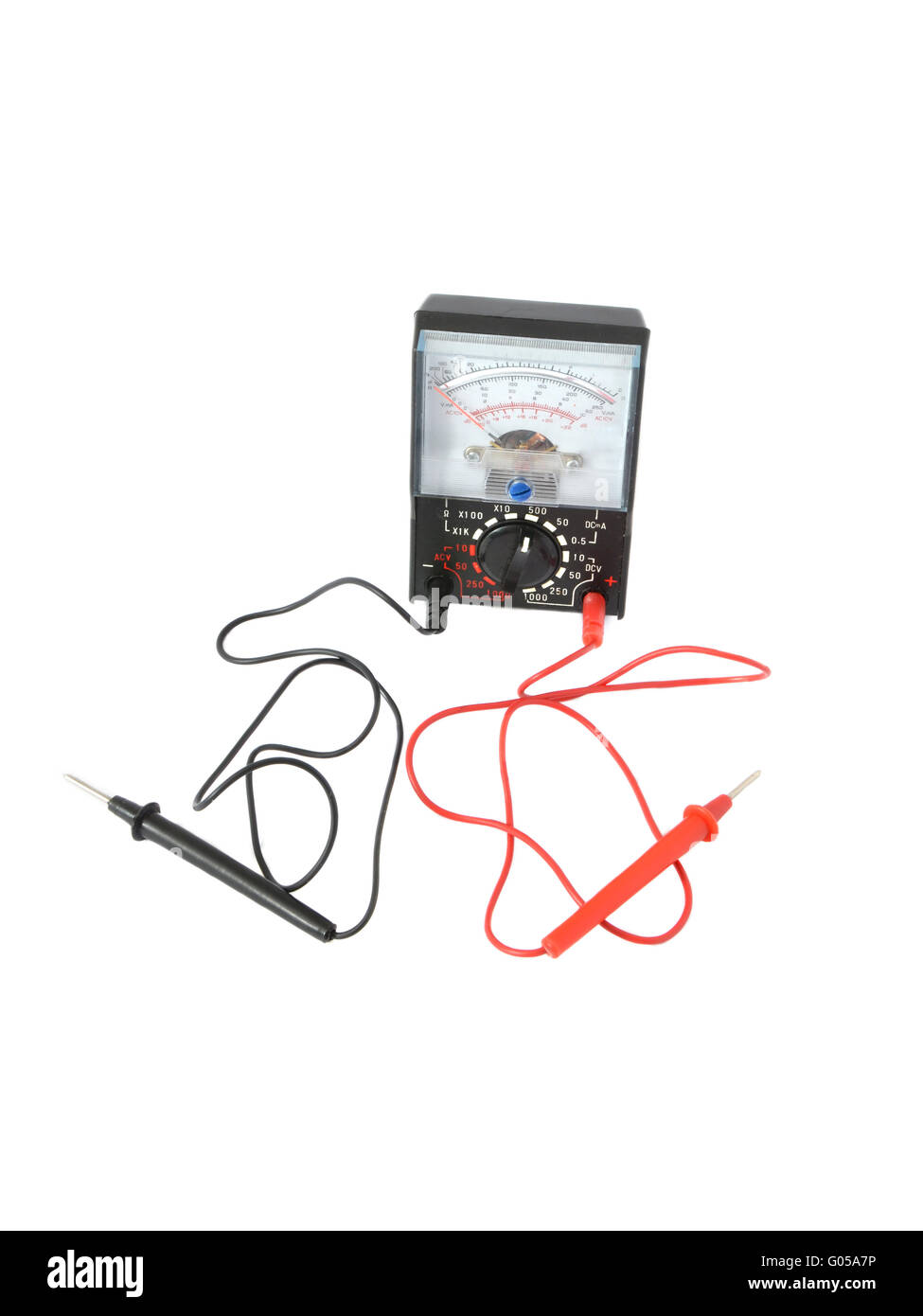 Alte analoge Multimeter auf dem weißen Hintergrund isoliert Stockfoto