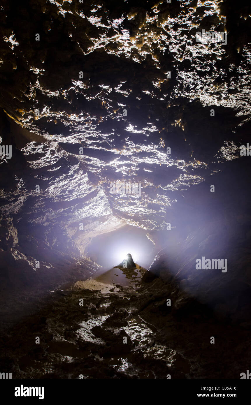 Licht am Eingang von einer dunklen Höhle Stockfoto