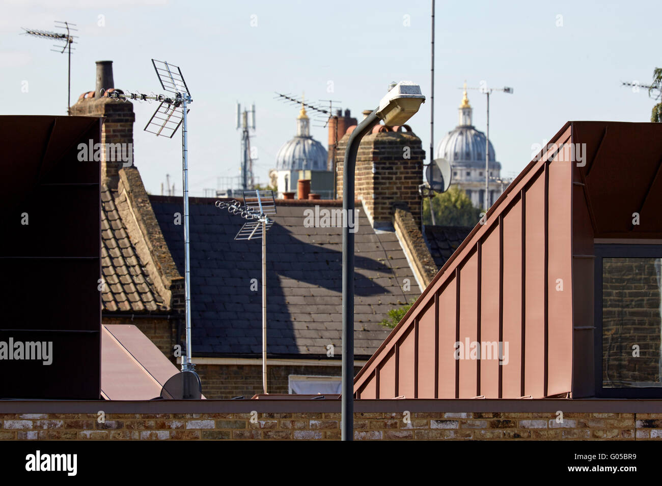 Abstrakten Detail Pult-Dach mit Royal Naval College im Hintergrund. Greenwich Gehäuse, Greenwich, Großbritannien. Architekt: Bell Phillips Architekten, 2016. Stockfoto
