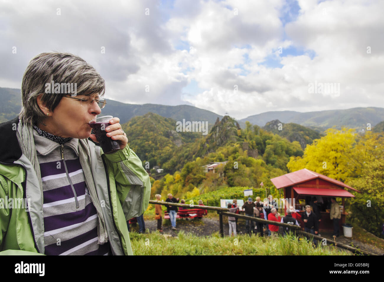 eine Frau sitzt oberhalb des Roten Weges, genießen eine Tasse s Stockfoto