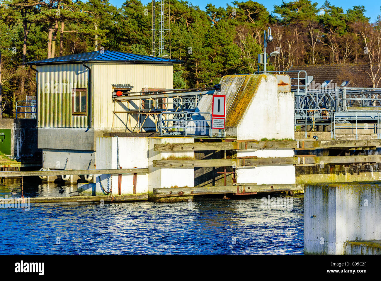 Falsterbo, Schweden - 11. April 2016: Schleuse Maschinenraum am Falsterbo Kanal. Die Schleuse ist ferngesteuert. Die hölzernen Bui Stockfoto