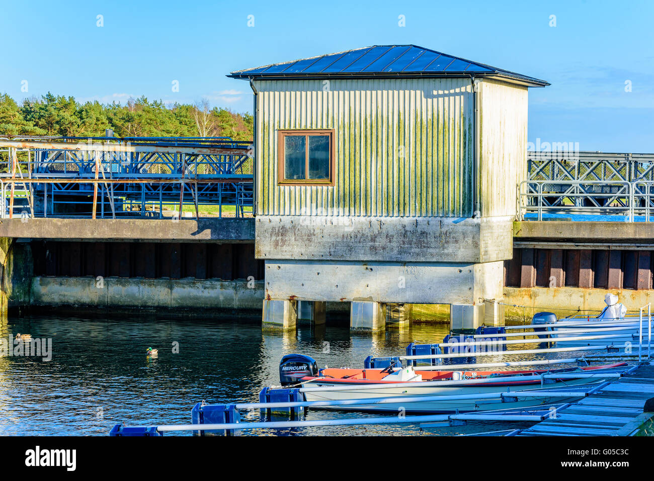 Falsterbo, Schweden - 11. April 2016: Schleuse Maschinenraum am Falsterbo Kanal. Die Schleuse ist ferngesteuert. Die hölzernen Bui Stockfoto